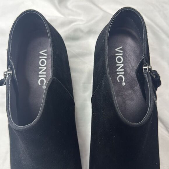 Vionic Black Ankle Booties with Suede Finish. Size 8.5. - Picture 4 of 8